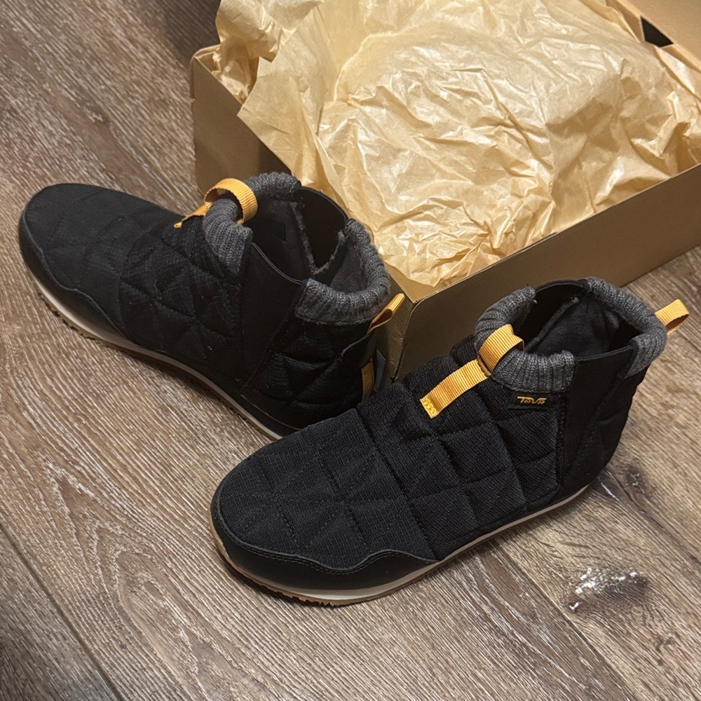 Teva black‎ boots 7